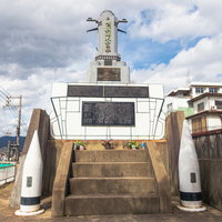戦艦大和之塔と階段 広島県呉市の白いコンクリート製慰霊塔の写真