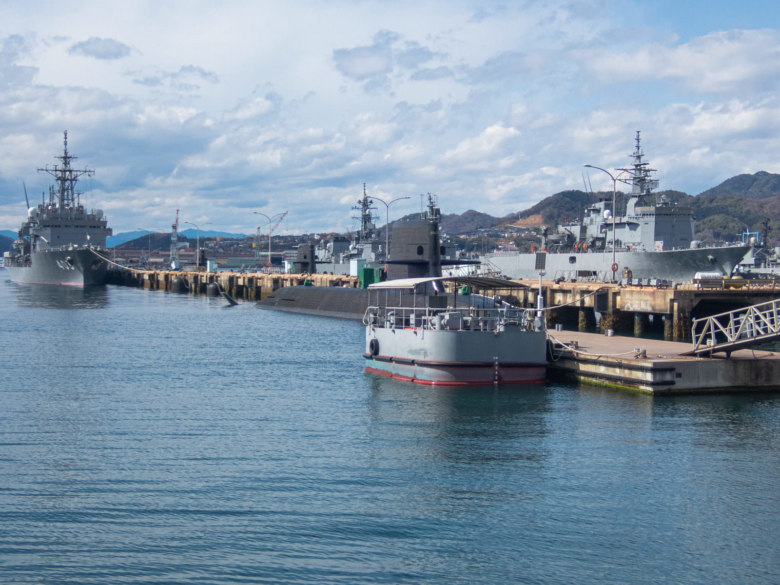 呉の港に停泊する複数の軍艦と潜水艦の全景