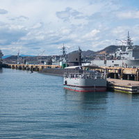 呉の船着場に停泊する軍艦と潜水艦の写真