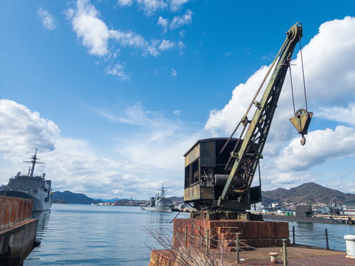 呉の港に停泊する軍艦とクレーン、海上自衛隊の船着場