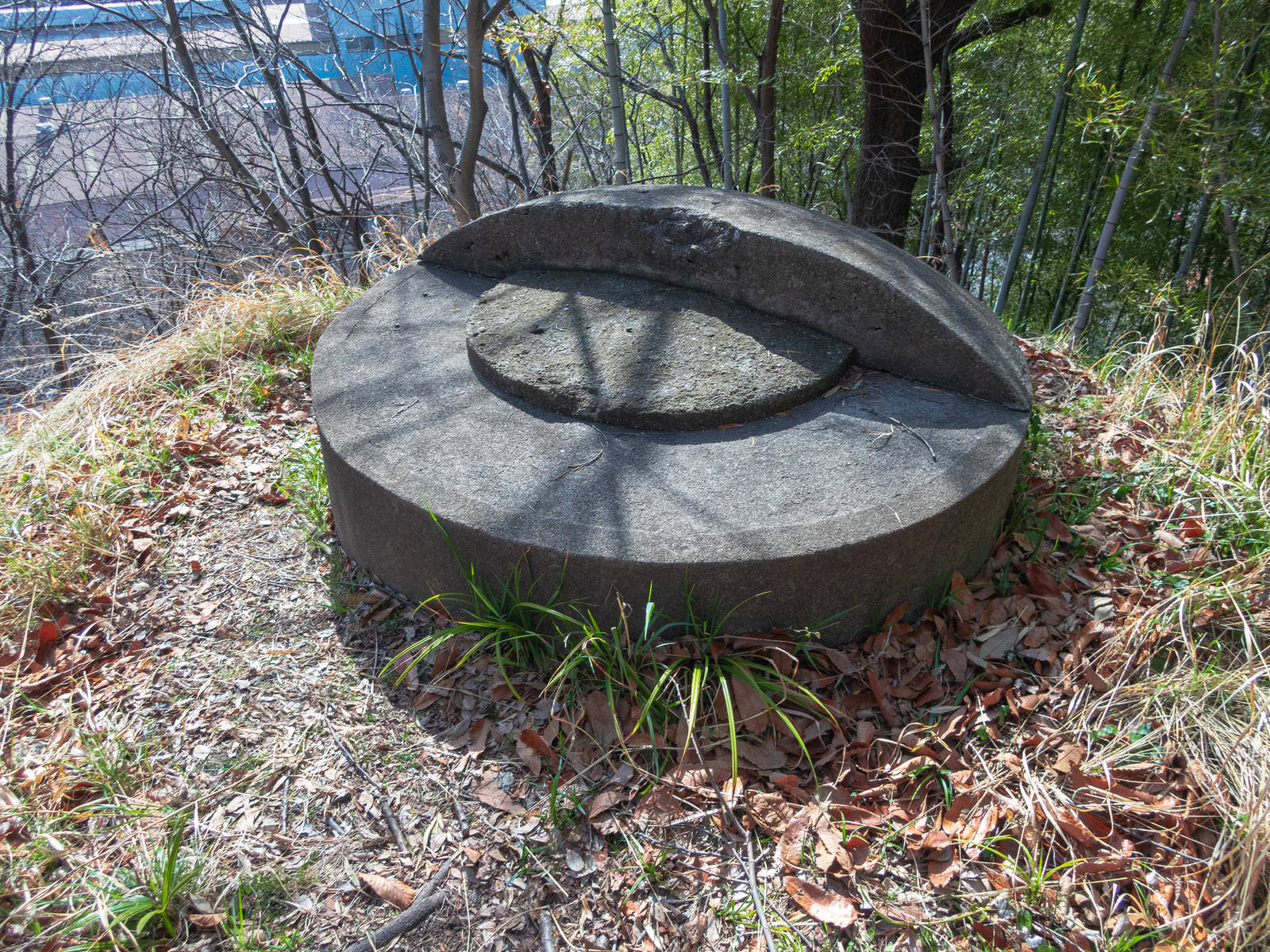 呉市の山中に残る円形の石造り遺構