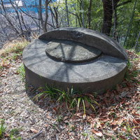 森に佇むコンクリートの遺構（呉市・戦跡）の写真