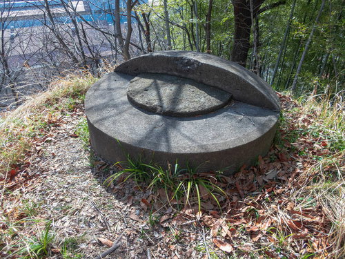 森に佇むコンクリートの遺構（呉市・戦跡）