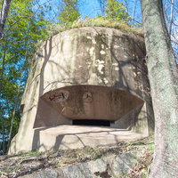 林の中に残る防空監視所の遺構の写真