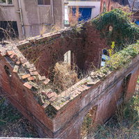 倒壊した煉瓦建物の遺構：広島市の戦跡と歴史的価値の写真