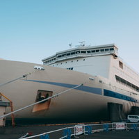 門司港に停泊する阪九フェリーの大型旅客船の写真