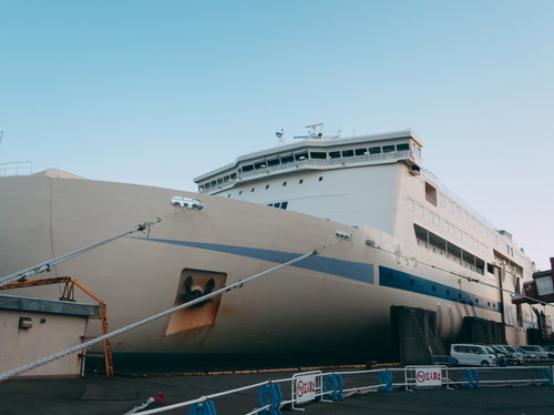 門司港に停泊する阪九フェリーの大型旅客船