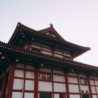 門司港のもじこう城がせり出す軒と夕暮れの空の写真