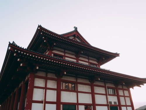 門司港のもじこう城がせり出す軒と夕暮れの空