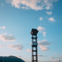 門司港に立つ神戸行きを案内する塔の写真