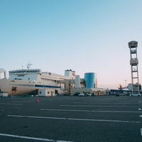 駐車場から望む夕暮れの門司港に停泊する阪九フェリーの写真
