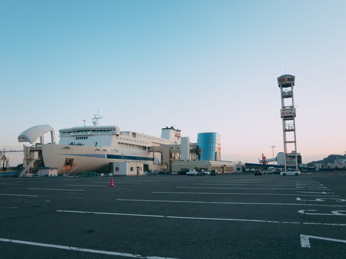 駐車場から望む夕暮れの門司港に停泊する阪九フェリー