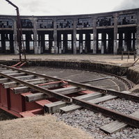 豊後森扇形機関庫の転車台と放射状に延びる線路の写真