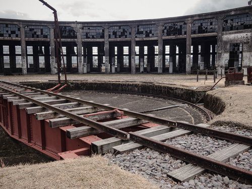 豊後森扇形機関庫の転車台と放射状に延びる線路