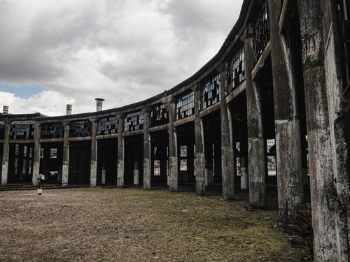 豊後森扇形機関庫の石造りアーチ構造と放射状の柱