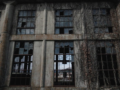 朽ち果てた窓と豊後森扇形機関庫の鉄道遺構