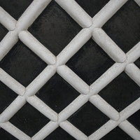 白い木材の格子模様が並ぶ蔵の壁、日本建築の伝統的なテクスチャーの写真