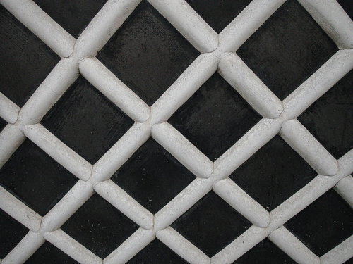 白い木材の格子模様が並ぶ蔵の壁、日本建築の伝統的なテクスチャー