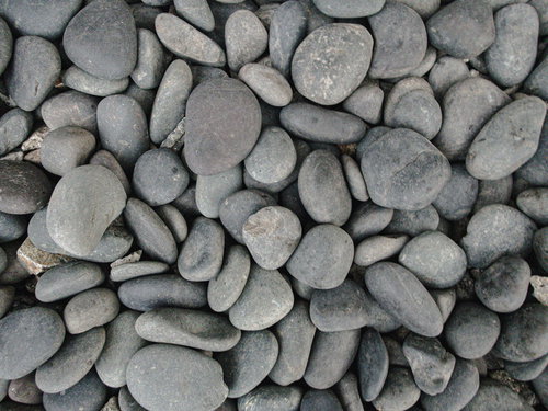 大小の丸い砂利が敷き詰められた風景写真