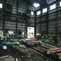 廃業した造船工場の内部 - 波板と大型機械が残る産業遺産の写真