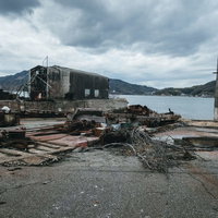 海沿いの造船所と倉庫、木材資材置き場の風景の写真