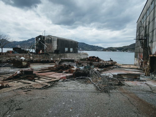 海沿いの造船所と倉庫、木材資材置き場の風景