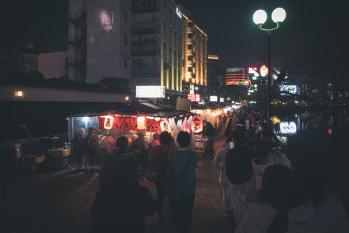 福岡屋台の夜間営業に群がる人だかり、ラーメン屋の活気