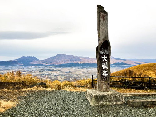 大観峰の標柱と阿蘇の山並み