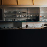 何年も時が止まった廃墟のカウンターの写真