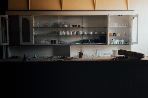 何年も時が止まった廃墟のカウンター