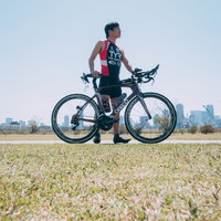 トライアスロン選手がバイクを降りて走行へ移行する瞬間の写真