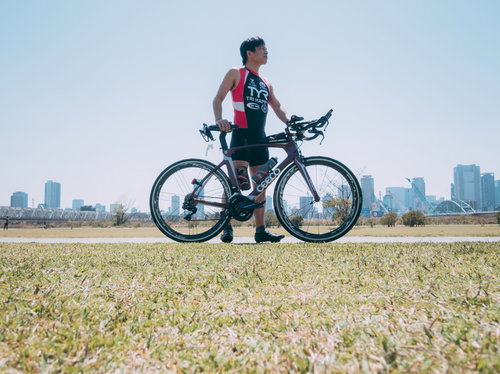 トライアスロン選手がバイクを降りて走行へ移行する瞬間