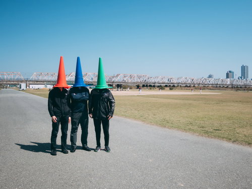 淀川の河川敷と三角コーンをかぶった不審者