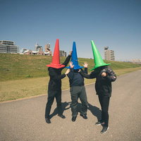 仲違いするカラーコーン三兄弟が河川敷で背を向けるの写真