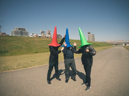 仲違いするカラーコーン三兄弟が河川敷で背を向ける