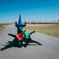 河川敷でカラーコーンを被った三角コーンマン三兄弟があらわれたの写真