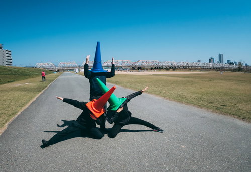 河川敷でカラーコーンを被った三角コーンマン三兄弟があらわれた