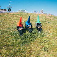 辛い体験を語りあう匿名の方々のカラーコーンの写真