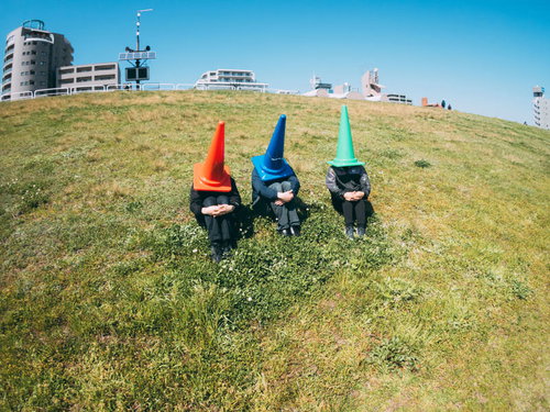 辛い体験を語りあう匿名の方々のカラーコーン