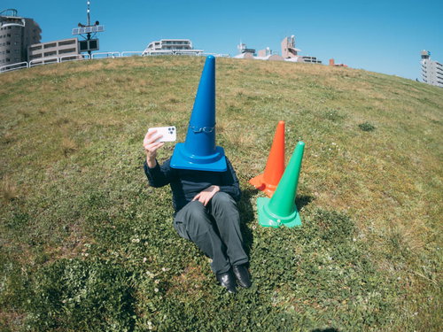 脱退した仲間と河川敷で自撮りするリーダー