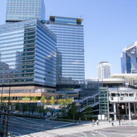 梅田ランプ東の交差点付近の都市風景と高層ビル群の写真