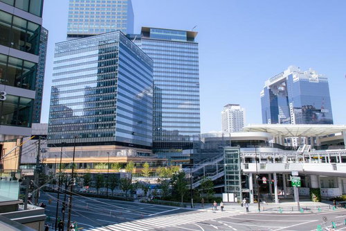 梅田ランプ東の交差点付近の都市風景と高層ビル群