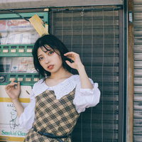 飾磨名店街の廃たばこ屋前で待ち合わせポーズを取る女性の写真