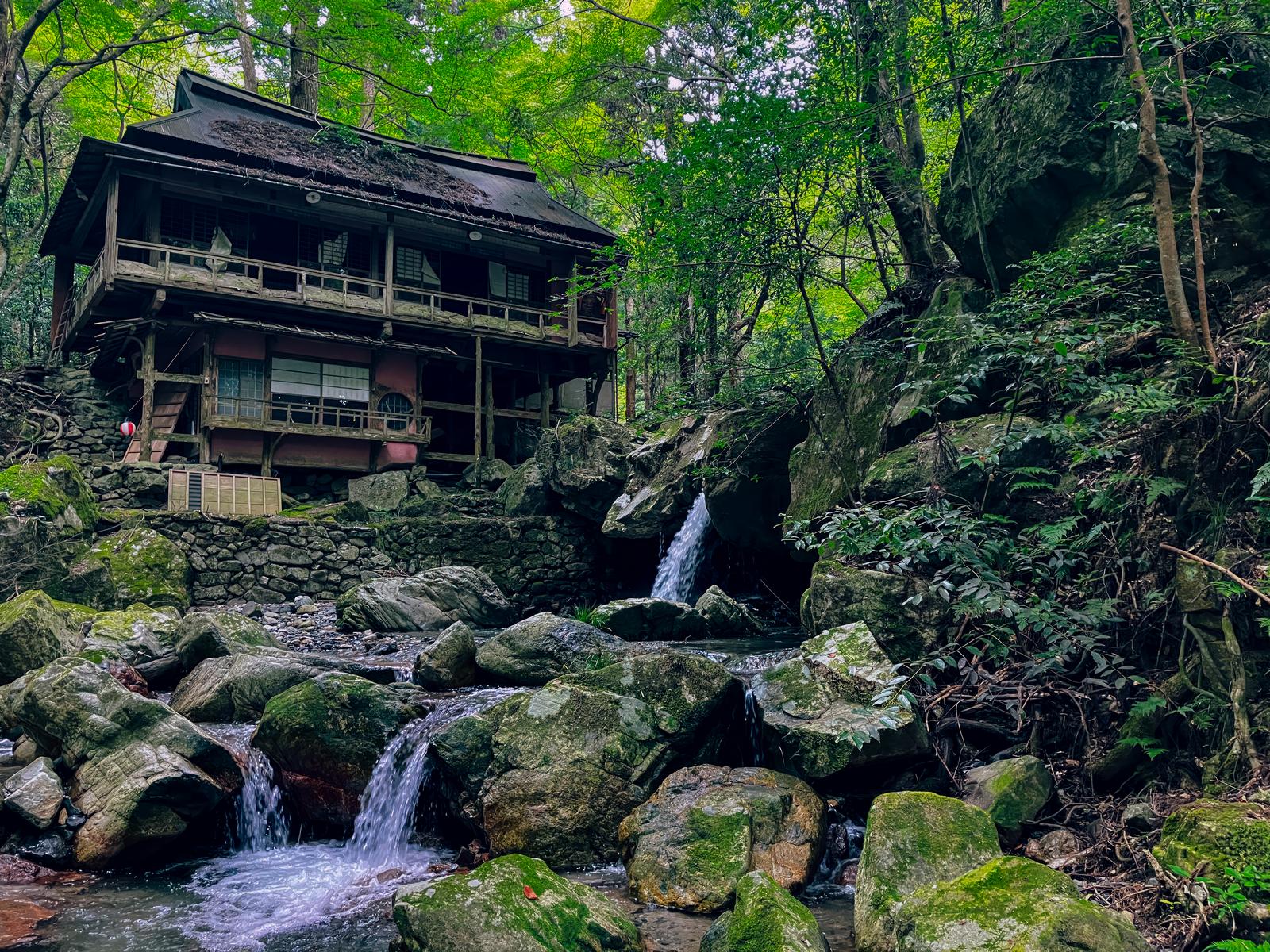 渓流沿いに建つ山奥の廃屋