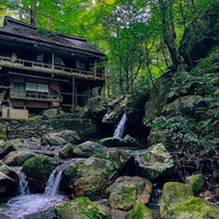 マイナスイオンを浴びれる山奥の廃墟と渓谷の滝の写真