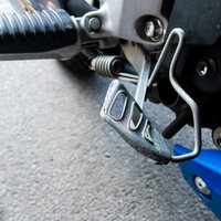 事故ってブレーキペダルがぐんにゃり曲がったバイクの写真