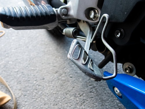 事故ってブレーキペダルがぐんにゃり曲がったバイク