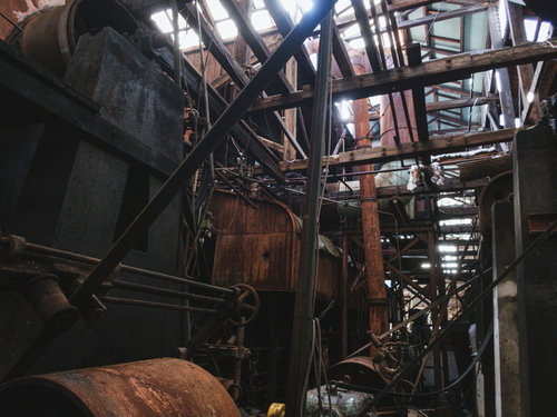 錆び付いた廃製紙工場の鉄骨骨組みと産業遺産