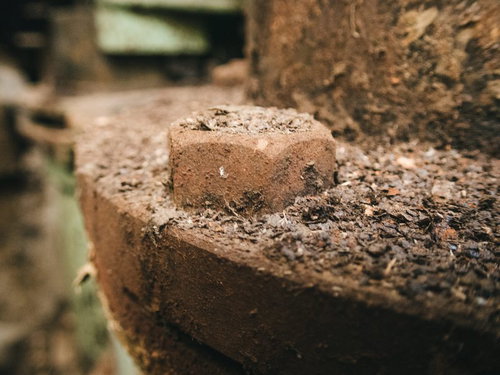 錆び付いた製紙工場の金属ナットとボルト詳細