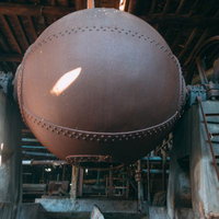 製紙工場の錆び付いた蒸し釜、産業遺産として保存される大型製造設備の写真